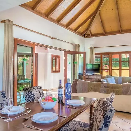 Sleeps 4 Pool Air Con Wifi *