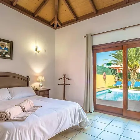 Sleeps 4 Pool Air Con Wifi